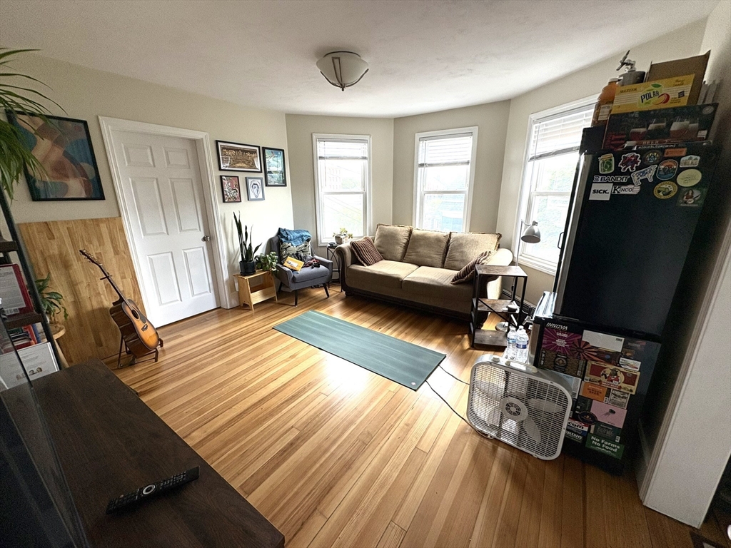 3 Carlisle St, Cambridge, Massachusetts, 3 Bedrooms Bedrooms, 5 Rooms Rooms,1 BathroomBathrooms,Residential Lease,For Rent,Carlisle St,73548058