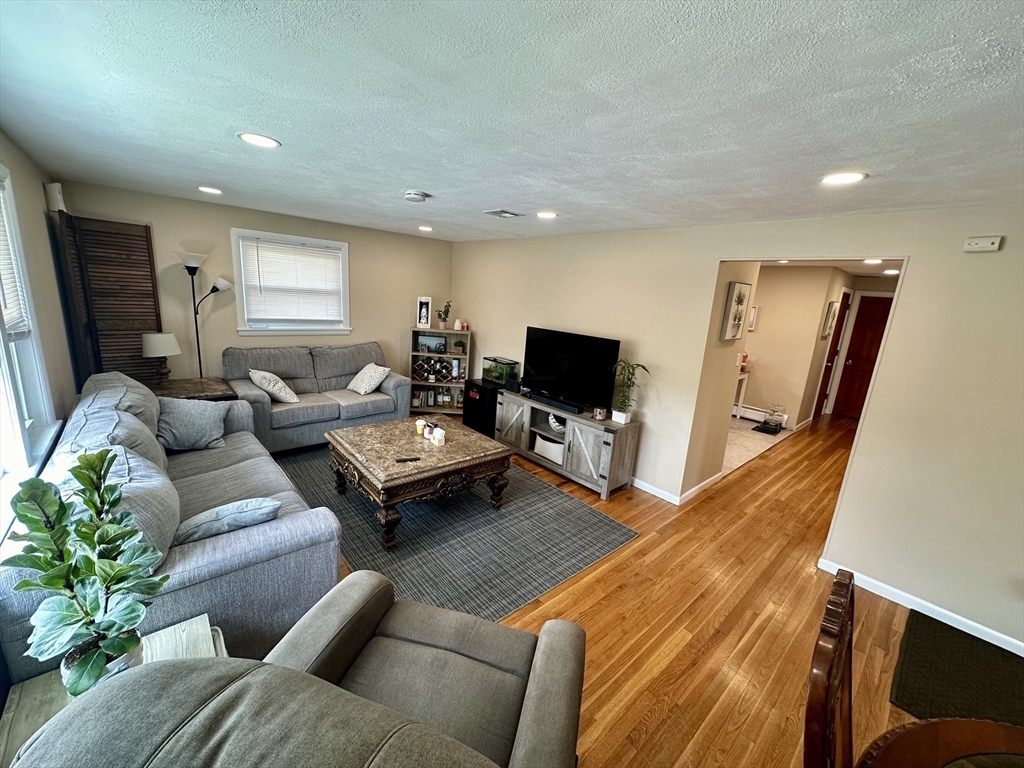32 Madison Ave, Watertown, Massachusetts, 3 Bedrooms Bedrooms, 5 Rooms Rooms,1 BathroomBathrooms,Residential Lease,For Rent,Madison Ave,73548081