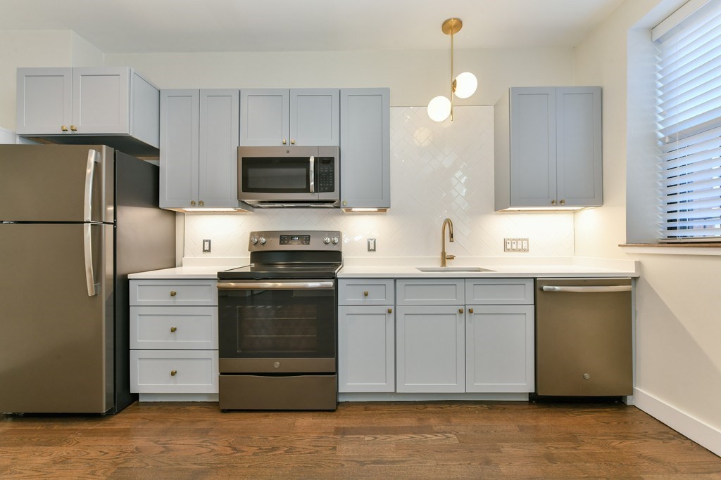 40 Fleet St, Boston, Massachusetts, 2 Bedrooms Bedrooms, 5 Rooms Rooms,1 BathroomBathrooms,Residential Lease,For Rent,Fleet St,73548086