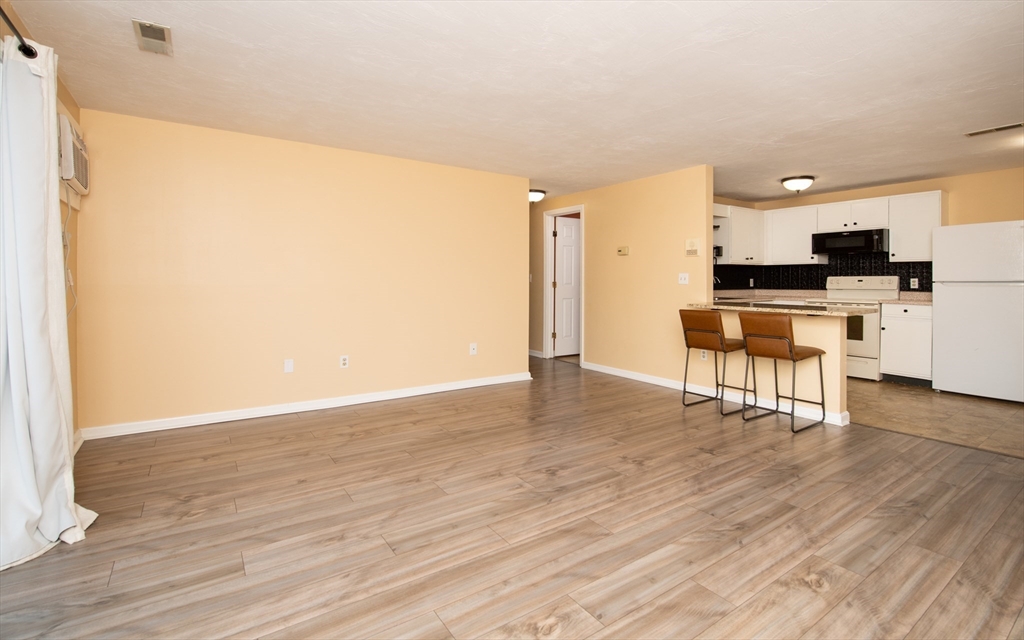 1585 Braley Rd, New Bedford, Massachusetts, 2 Bedrooms Bedrooms, 4 Rooms Rooms,1 BathroomBathrooms,Residential Lease,For Rent,Braley Rd,73548095