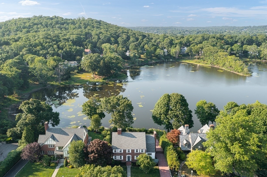 10 Dartmouth Street, Winchester, Massachusetts, 5 Bedrooms Bedrooms, 9 Rooms Rooms,3 BathroomsBathrooms,Residential,For Sale,Dartmouth Street,73548103