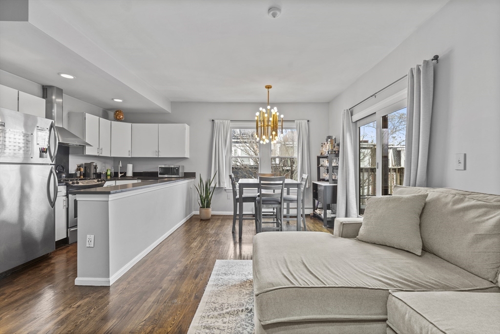 52 H Street, Boston, Massachusetts, 1 Bedroom Bedrooms, 3 Rooms Rooms,1 BathroomBathrooms,Residential Lease,For Rent,H Street,73535612