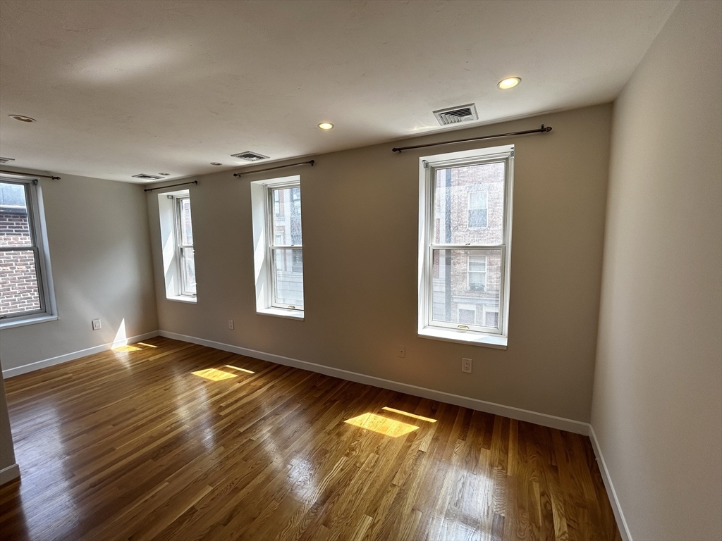 5 Grove Street, Boston, Massachusetts, 1 Bedroom Bedrooms, 4 Rooms Rooms,1 BathroomBathrooms,Residential Lease,For Rent,Grove Street,73535145