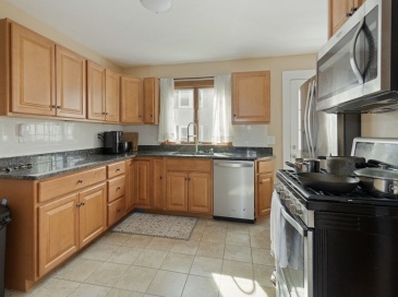 31-33 Underwood Ave, Newton, Massachusetts, 2 Bedrooms Bedrooms, 6 Rooms Rooms,1 BathroomBathrooms,Residential Lease,For Rent,Underwood Ave,73548141