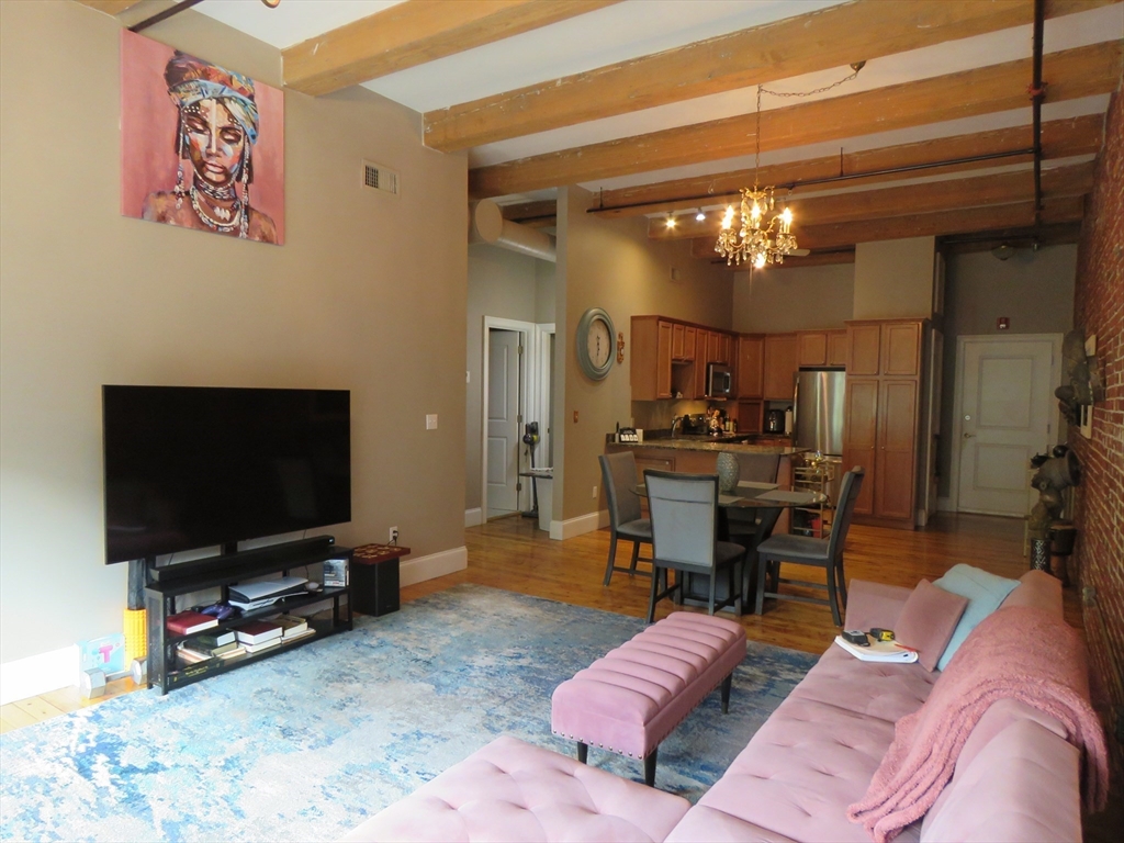 61 Market St, Lowell, Massachusetts, 1 Bedroom Bedrooms, 4 Rooms Rooms,1.5 BathroomsBathrooms,Residential,For Sale,Market St,73396935