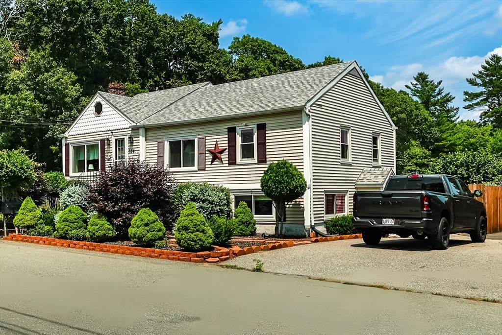 134 Bismark St, New Bedford, Massachusetts, 3 Bedrooms Bedrooms, 8 Rooms Rooms,2 BathroomsBathrooms,Residential Income,For Sale,Bismark St,73548194