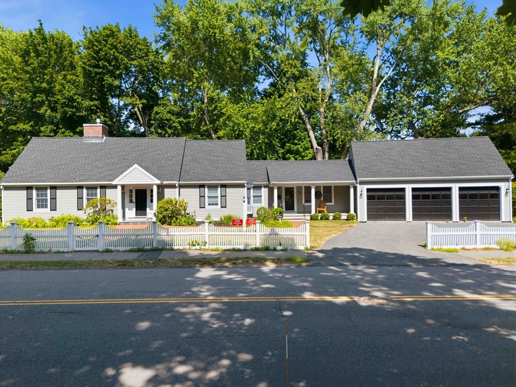3 Sprague Rd, Wellesley, Massachusetts, 4 Bedrooms Bedrooms, 14 Rooms Rooms,3 BathroomsBathrooms,Residential Lease,For Rent,Sprague Rd,73548224