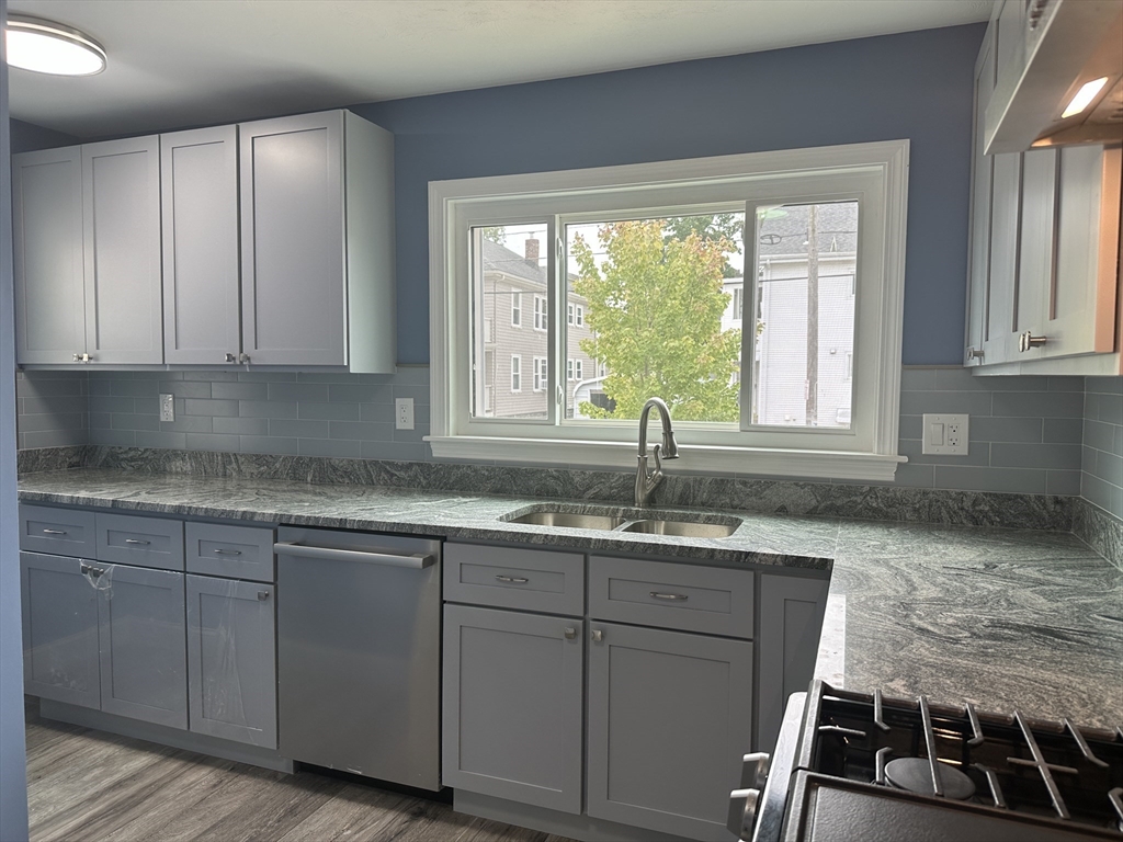 40-42 Walnut Street, Medford, Massachusetts, 2 Bedrooms Bedrooms, 5 Rooms Rooms,1 BathroomBathrooms,Residential Lease,For Rent,Walnut Street,73548319