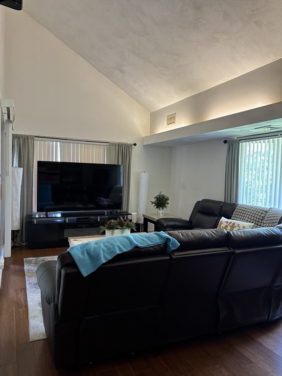 1010 Middle, Weymouth, Massachusetts, 2 Bedrooms Bedrooms, 4 Rooms Rooms,2 BathroomsBathrooms,Residential Lease,For Rent,Middle,73548323