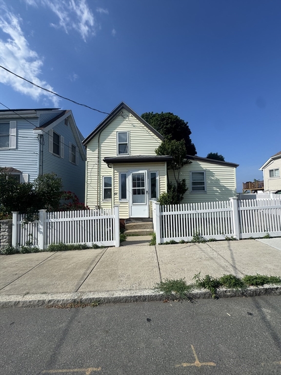 52 Crest Ave, Revere, Massachusetts, 3 Bedrooms Bedrooms, 6 Rooms Rooms,1 BathroomBathrooms,Residential Lease,For Rent,Crest Ave,73548385