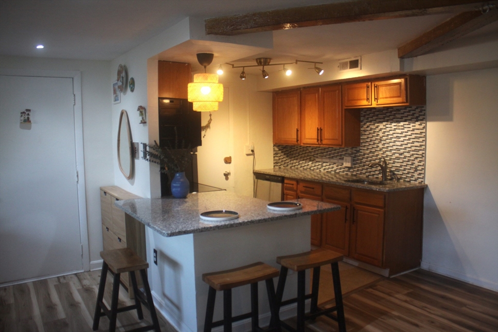 108 Oak Ln, Brockton, Massachusetts, 1 Bedroom Bedrooms, 4 Rooms Rooms,1 BathroomBathrooms,Residential,For Sale,Oak Ln,73548364