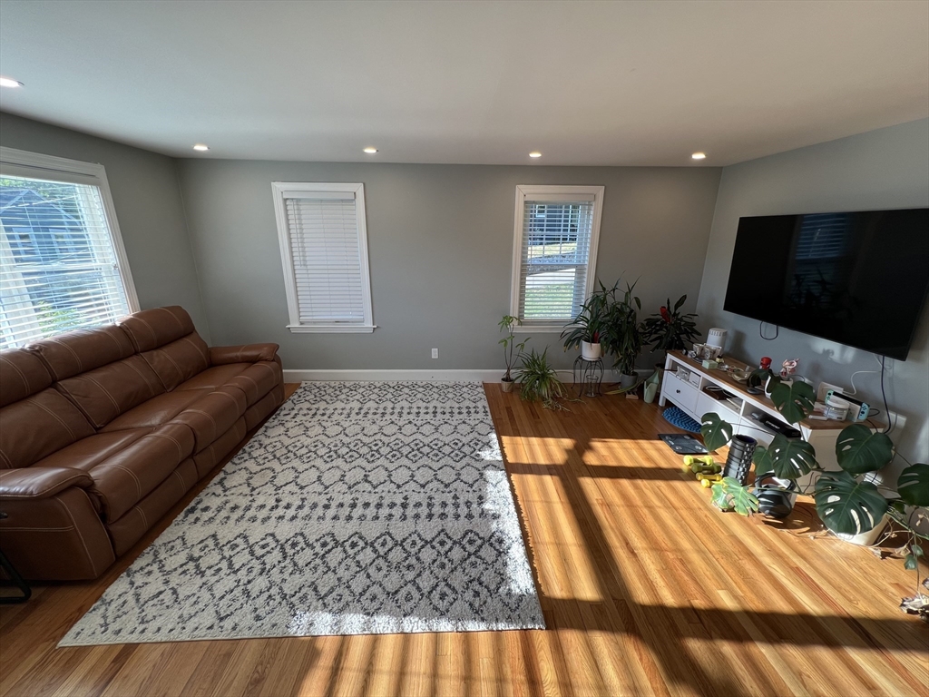 40 Elm Knoll Rd, Braintree, Massachusetts, 3 Bedrooms Bedrooms, 5 Rooms Rooms,1.5 BathroomsBathrooms,Residential Lease,For Rent,Elm Knoll Rd,73548509