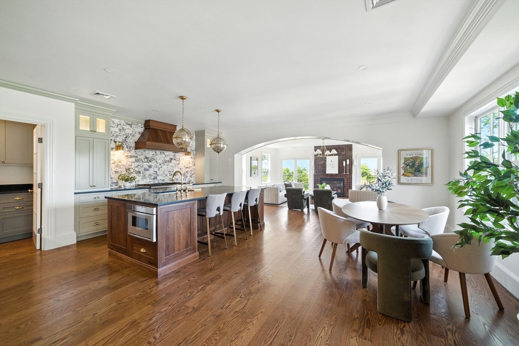197 Winchester St, Brookline, Massachusetts, 4 Bedrooms Bedrooms, 12 Rooms Rooms,3.5 BathroomsBathrooms,Residential Lease,For Rent,Winchester St,73548731