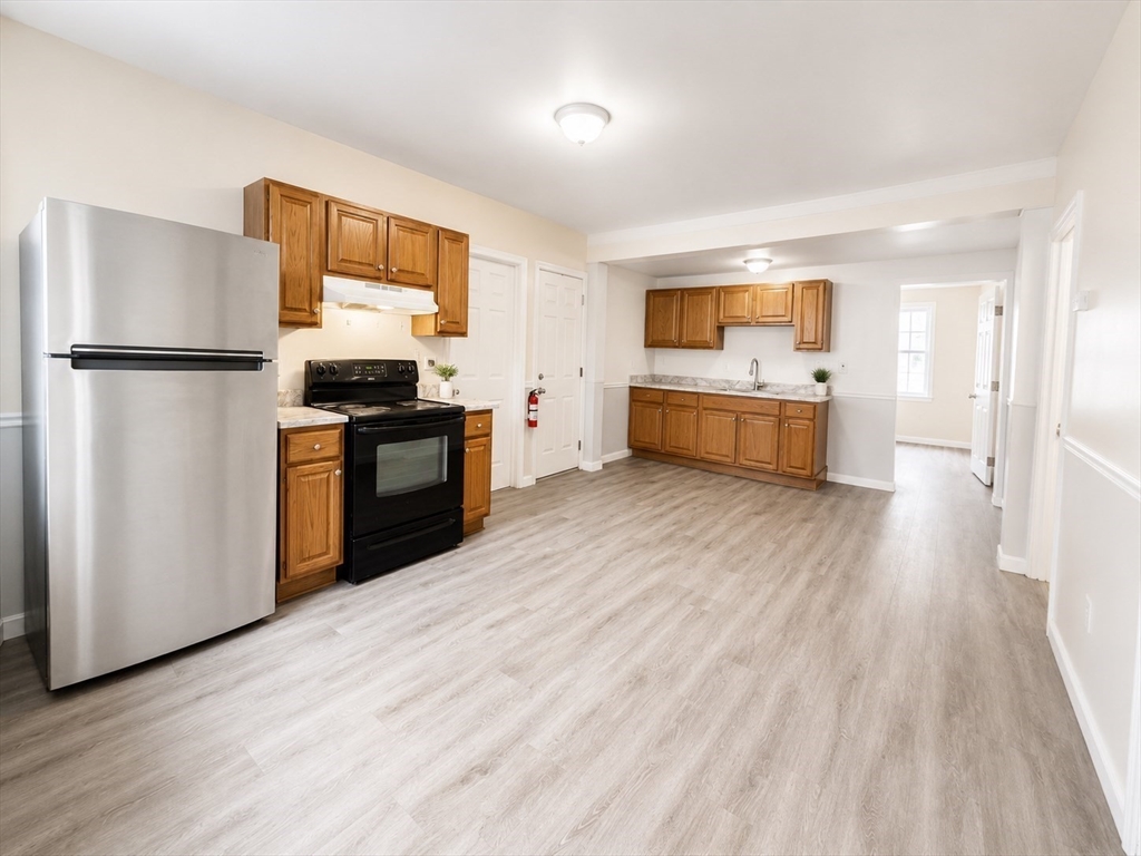 8-10 Marble St, Haverhill, Massachusetts, 4 Bedrooms Bedrooms, 6 Rooms Rooms,1 BathroomBathrooms,Residential Lease,For Rent,Marble St,73527084