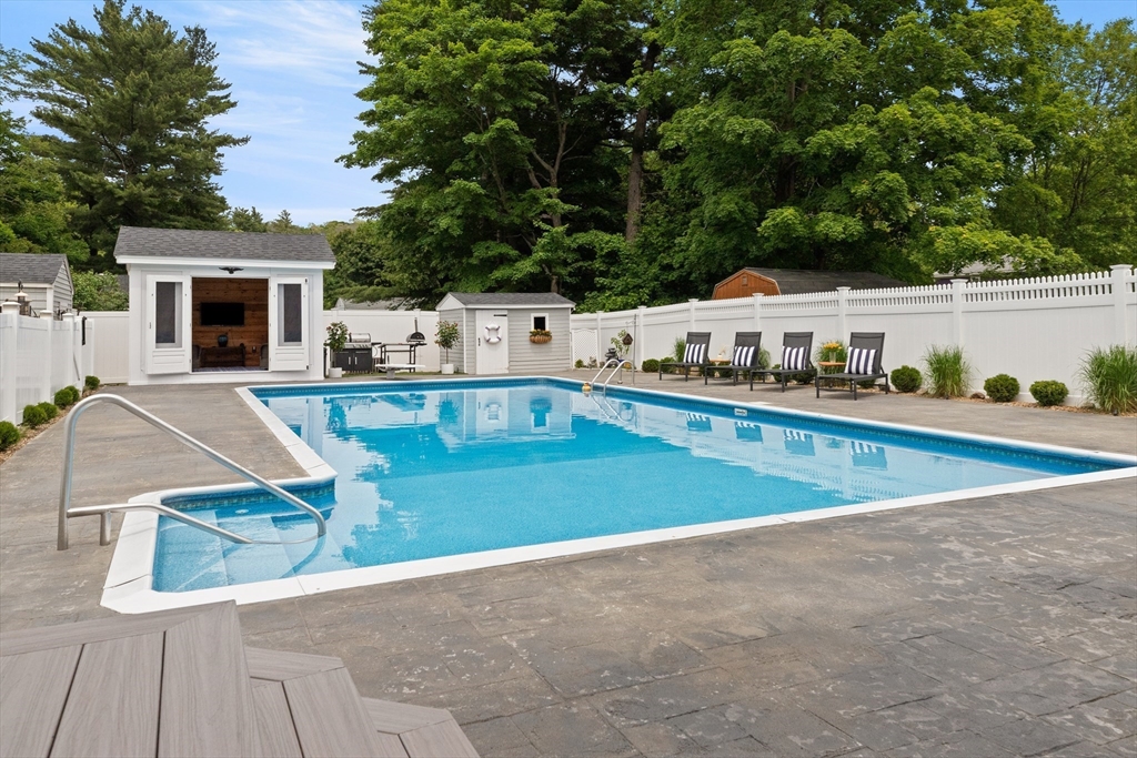 191 Lions Mouth Rd, Amesbury, Massachusetts, 4 Bedrooms Bedrooms, 10 Rooms Rooms,2 BathroomsBathrooms,Residential,For Sale,Lions Mouth Rd,73529058