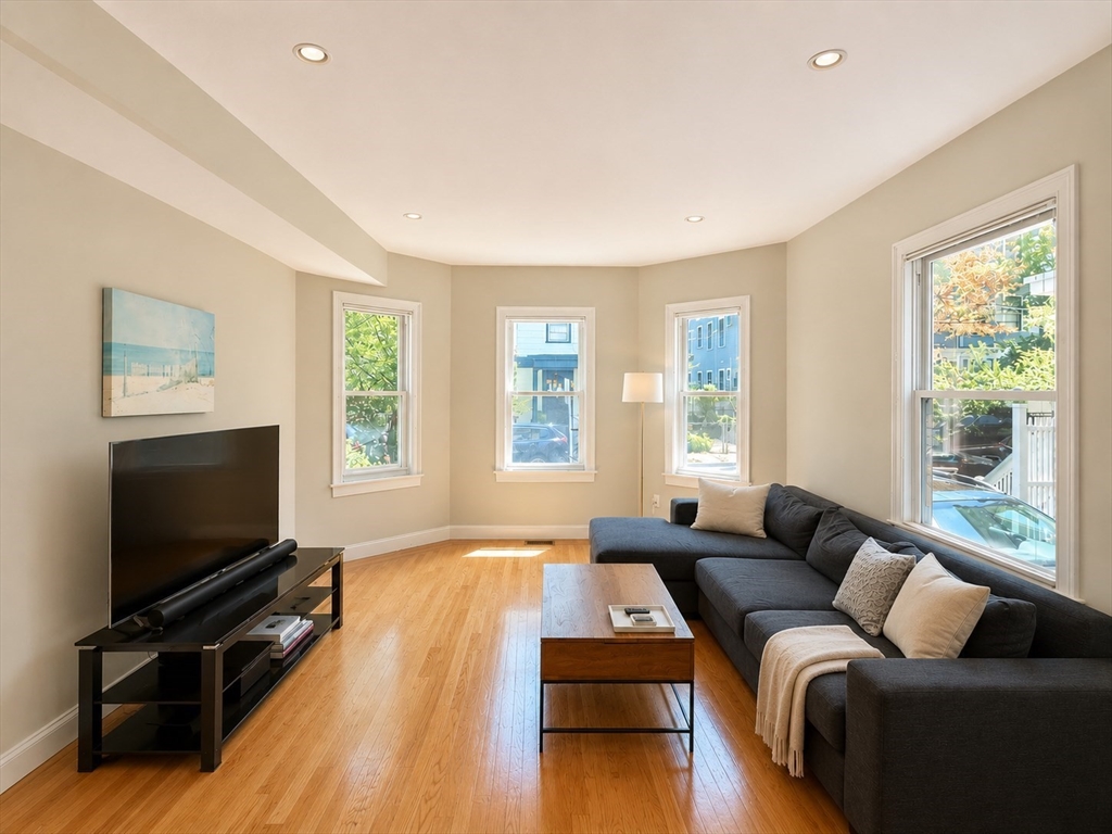 11 Peters Street, Cambridge, Massachusetts, 2 Bedrooms Bedrooms, 5 Rooms Rooms,2 BathroomsBathrooms,Residential Lease,For Rent,Peters Street,73548596