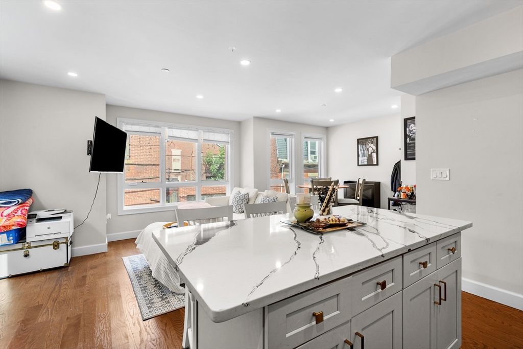 303 Silver St, Boston, Massachusetts, 2 Bedrooms Bedrooms, 4 Rooms Rooms,1 BathroomBathrooms,Residential Lease,For Rent,Silver St,73548751