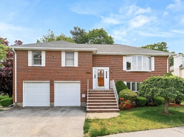 12 Landers Rd, Stoneham, Massachusetts, 4 Bedrooms Bedrooms, 7 Rooms Rooms,3 BathroomsBathrooms,Residential,For Sale,Landers Rd,73528149