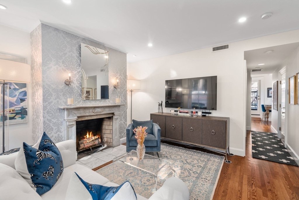 58 Temple Street, Boston, Massachusetts, 2 Bedrooms Bedrooms, 4 Rooms Rooms,2 BathroomsBathrooms,Residential,For Sale,Temple Street,73505649