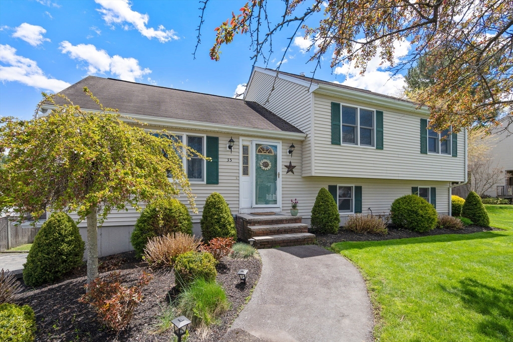 35 Sir Joseph Ct, Taunton, Massachusetts, 3 Bedrooms Bedrooms, 6 Rooms Rooms,2.5 BathroomsBathrooms,Residential,For Sale,Sir Joseph Ct,73514492