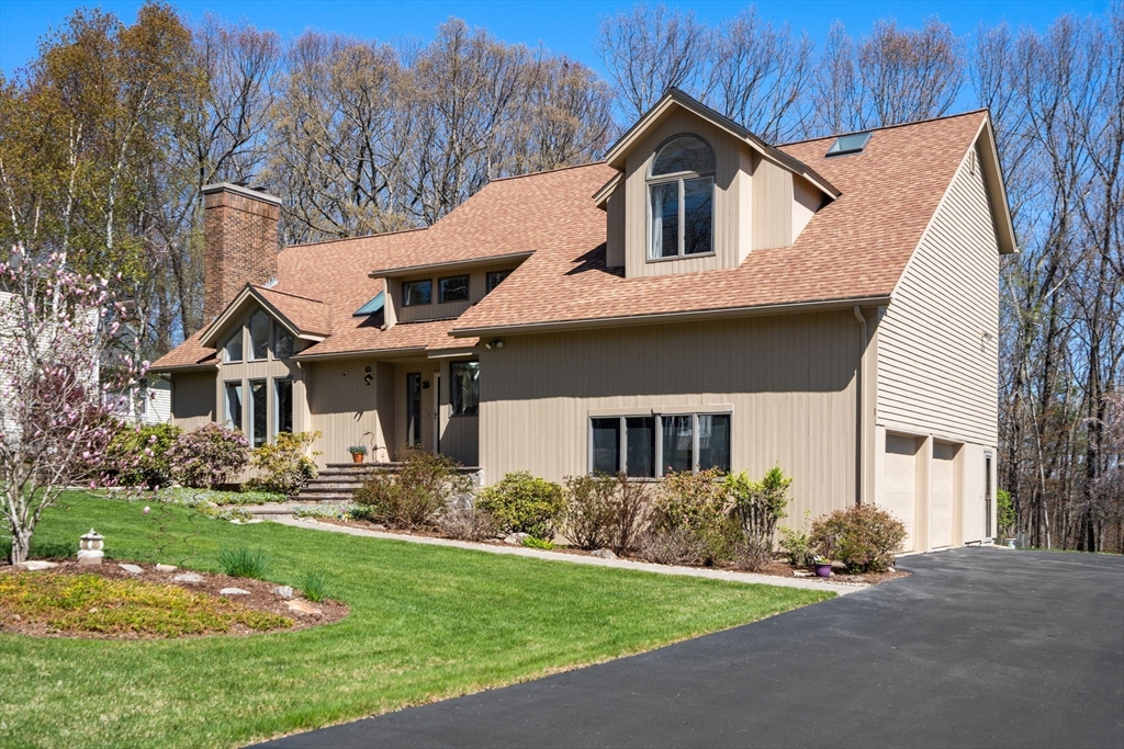 26 Whisper Dr, Worcester, Massachusetts, 4 Bedrooms Bedrooms, 9 Rooms Rooms,3.5 BathroomsBathrooms,Residential,For Sale,Whisper Dr,73515827