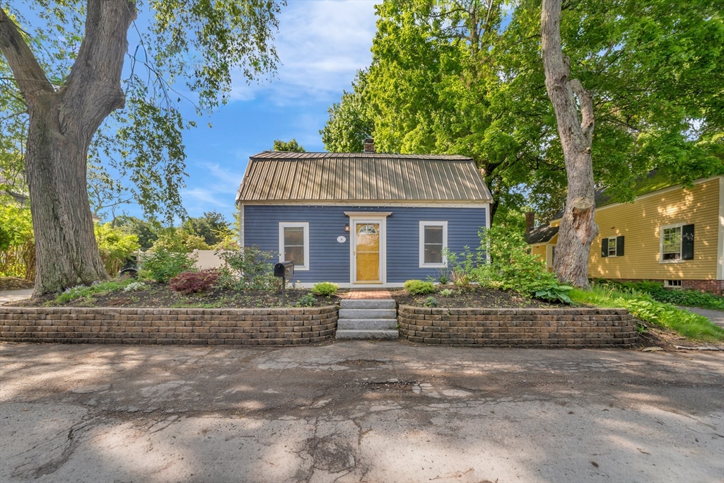 9 Kendricks Ct, Amesbury, Massachusetts, 3 Bedrooms Bedrooms, 5 Rooms Rooms,1 BathroomBathrooms,Residential,For Sale,Kendricks Ct,73532062
