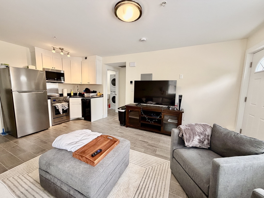 13 Dalby St, Newton, Massachusetts, 2 Bedrooms Bedrooms, 3 Rooms Rooms,1 BathroomBathrooms,Residential Lease,For Rent,Dalby St,73548956