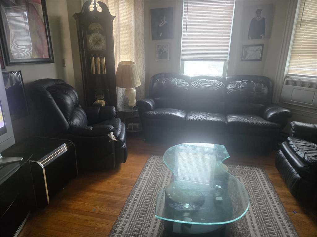 355 Medford St, Somerville, Massachusetts, 3 Bedrooms Bedrooms, 6 Rooms Rooms,1 BathroomBathrooms,Residential Lease,For Rent,Medford St,73548970