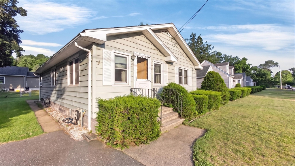 23 Thompson, East Longmeadow, Massachusetts, 3 Bedrooms Bedrooms, 4 Rooms Rooms,1 BathroomBathrooms,Residential,For Sale,Thompson,73548975