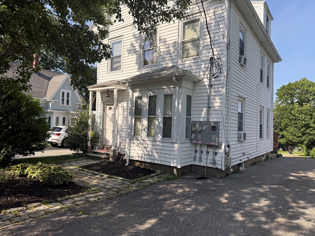 211 Court St, Plymouth, Massachusetts, 5 Bedrooms Bedrooms, 11 Rooms Rooms,2.5 BathroomsBathrooms,Residential Income,For Sale,Court St,73548983