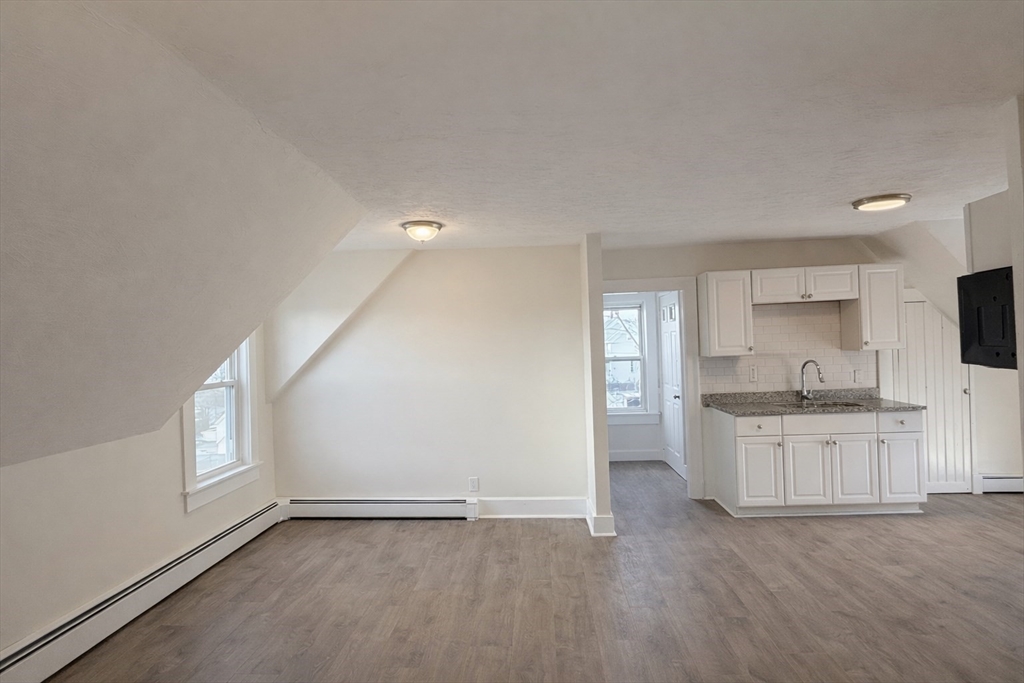75 Haviland Ave, Lynn, Massachusetts, 1 Bedroom Bedrooms, 3 Rooms Rooms,1 BathroomBathrooms,Residential Lease,For Rent,Haviland Ave,73471919