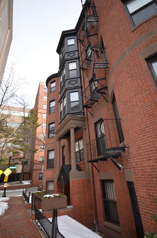 40 Saint Botolph Street, Boston, Massachusetts, 2 Rooms Rooms,Residential Lease,For Rent,Saint Botolph Street,73548824