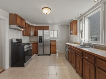 1080 Shirley St, Winthrop, Massachusetts, 2 Bedrooms Bedrooms, 6 Rooms Rooms,1.5 BathroomsBathrooms,Residential Lease,For Rent,Shirley St,73548864