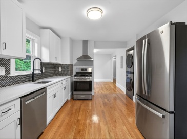 112 Woodstock, Somerville, Massachusetts, 3 Bedrooms Bedrooms, 6 Rooms Rooms,1 BathroomBathrooms,Residential Lease,For Rent,Woodstock,73548881