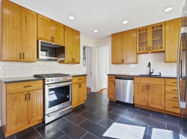30 Tuttle St., Boston, Massachusetts, 4 Bedrooms Bedrooms, 6 Rooms Rooms,1.5 BathroomsBathrooms,Residential Lease,For Rent,Tuttle St.,73548935