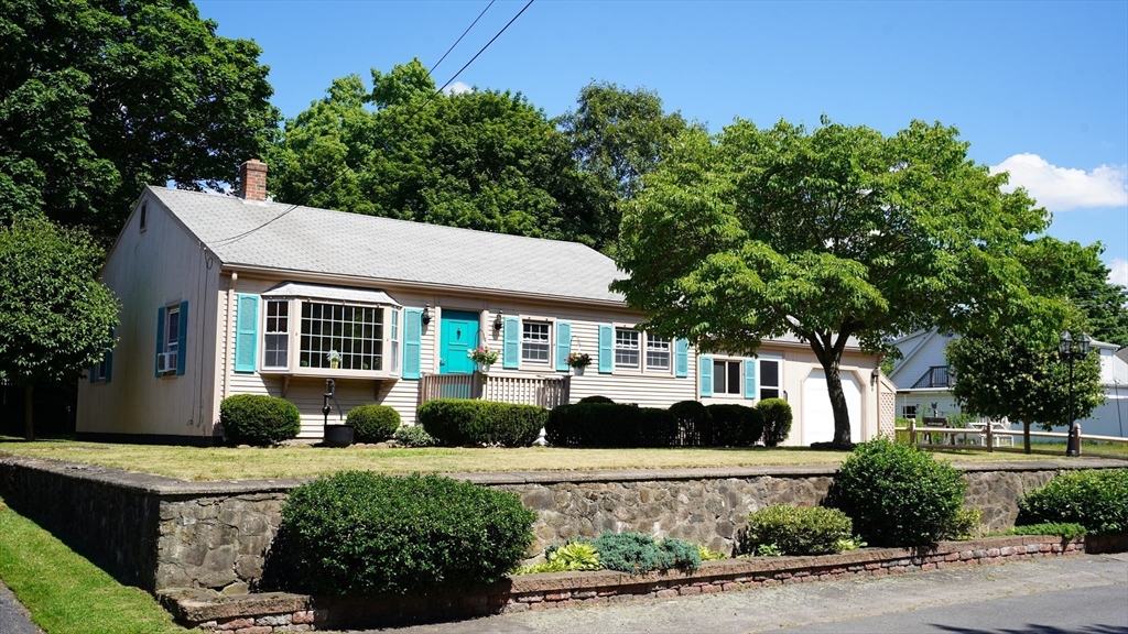 15 Phillips Street, North Attleboro, Massachusetts, 3 Bedrooms Bedrooms, 7 Rooms Rooms,1 BathroomBathrooms,Residential,For Sale,Phillips Street,73549054