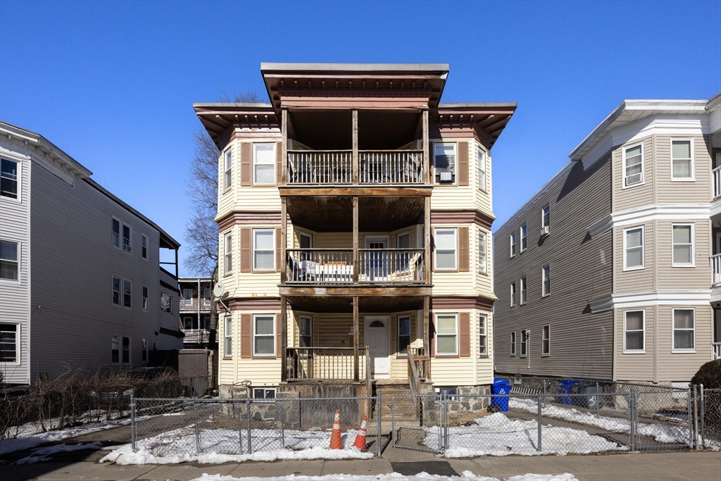 35 Wilcock St, Boston, Massachusetts, 9 Bedrooms Bedrooms, 18 Rooms Rooms,3 BathroomsBathrooms,Residential Income,For Sale,Wilcock St,73548856