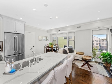 160 West Broadway, Boston, Massachusetts, 2 Bedrooms Bedrooms, 6 Rooms Rooms,2.5 BathroomsBathrooms,Residential Lease,For Rent,West Broadway,73549095