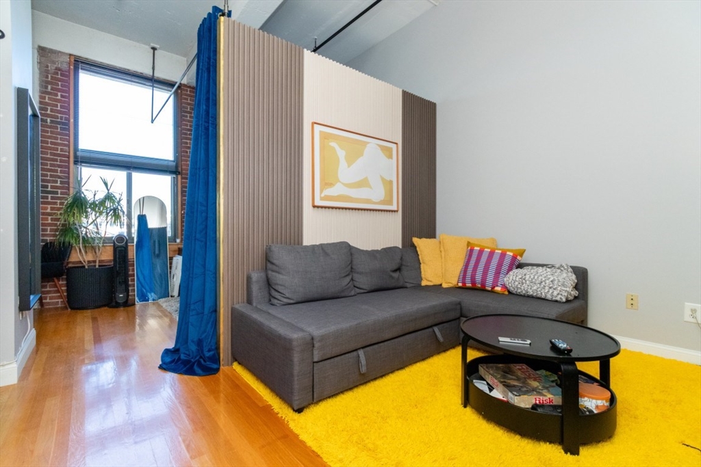 320 W 2nd St, Boston, Massachusetts, 1 Bedroom Bedrooms, 3 Rooms Rooms,1 BathroomBathrooms,Residential,For Sale,W 2nd St,73549307