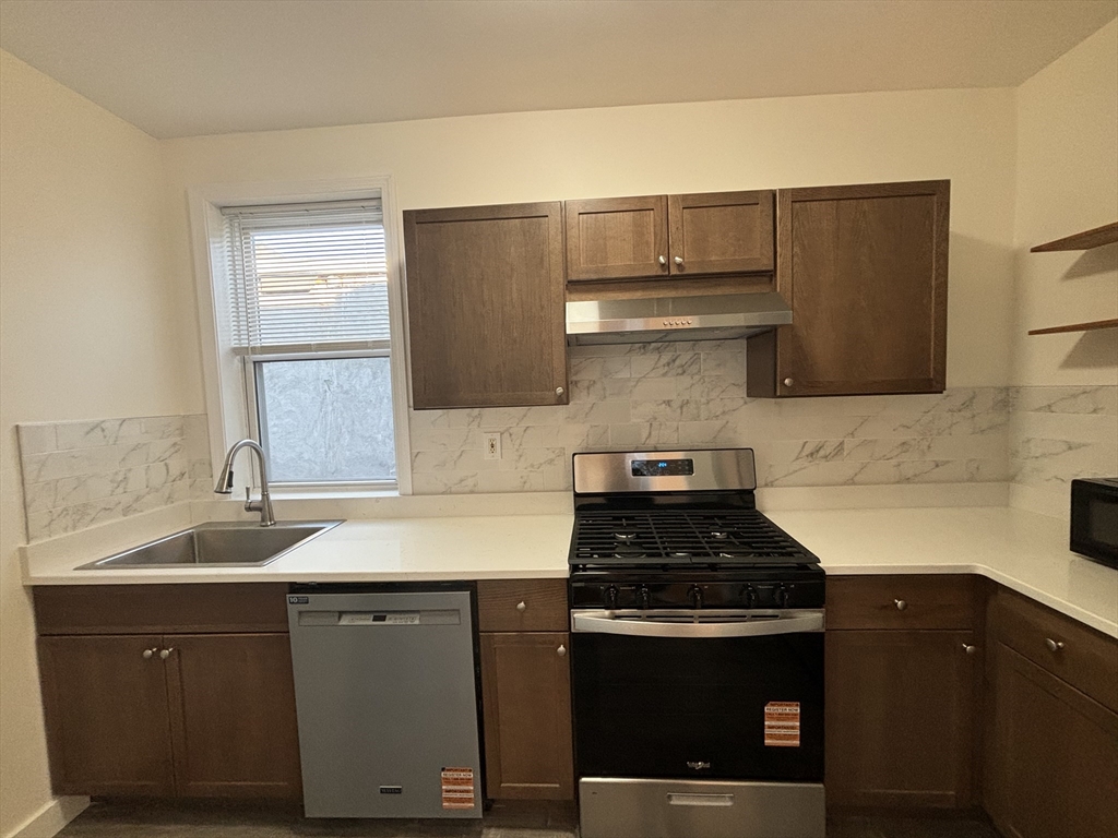 1371 Commonwealth Avenue, Boston, Massachusetts, 3 Bedrooms Bedrooms, 5 Rooms Rooms,1 BathroomBathrooms,Residential Lease,For Rent,Commonwealth Avenue,73549304