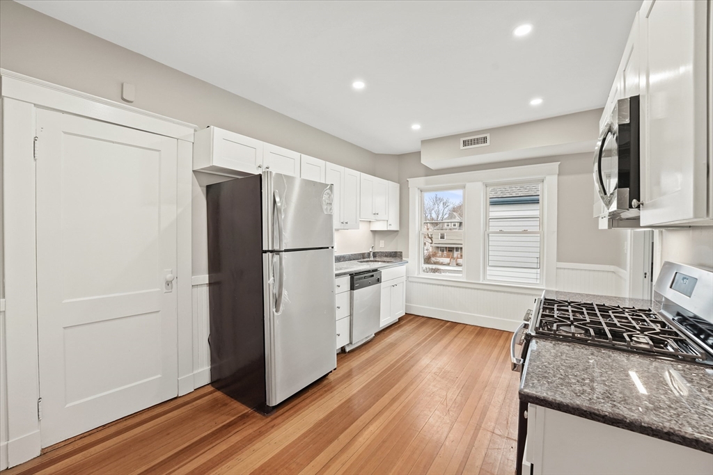 60 Winslow Ave, Norwood, Massachusetts, 3 Bedrooms Bedrooms, 7 Rooms Rooms,1 BathroomBathrooms,Residential Lease,For Rent,Winslow Ave,73549308