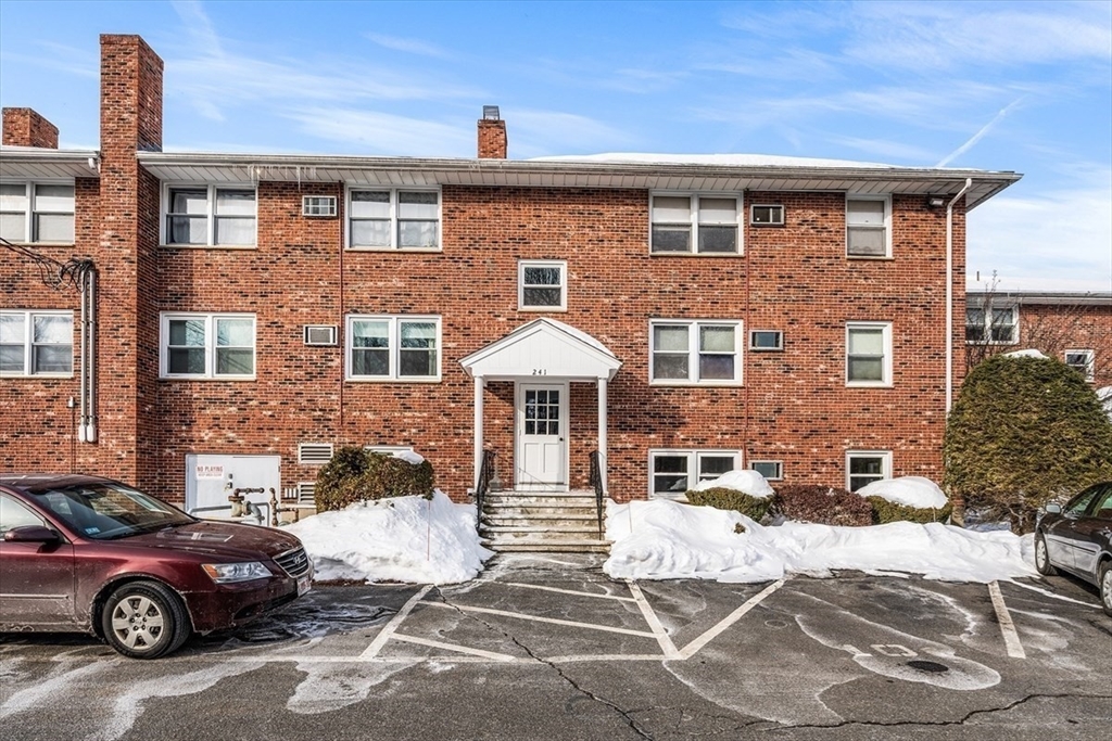 241 Main Street, Reading, Massachusetts, 1 Bedroom Bedrooms, 3 Rooms Rooms,1 BathroomBathrooms,Residential Lease,For Rent,Main Street,73549315