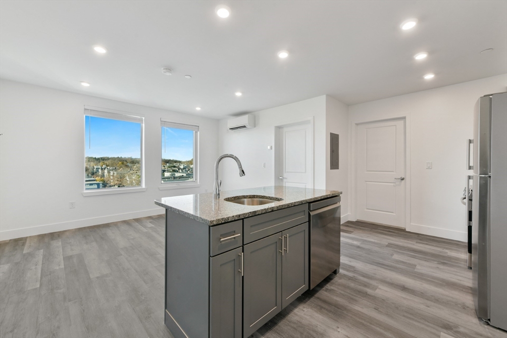 585 Essex St, Lynn, Massachusetts, 2 Bedrooms Bedrooms, 3 Rooms Rooms,1 BathroomBathrooms,Residential Lease,For Rent,Essex St,73549337