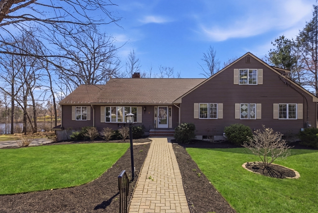 28 Lancelot Ct, Norwood, Massachusetts, 5 Bedrooms Bedrooms, 13 Rooms Rooms,4.5 BathroomsBathrooms,Residential,For Sale,Lancelot Ct,73504716