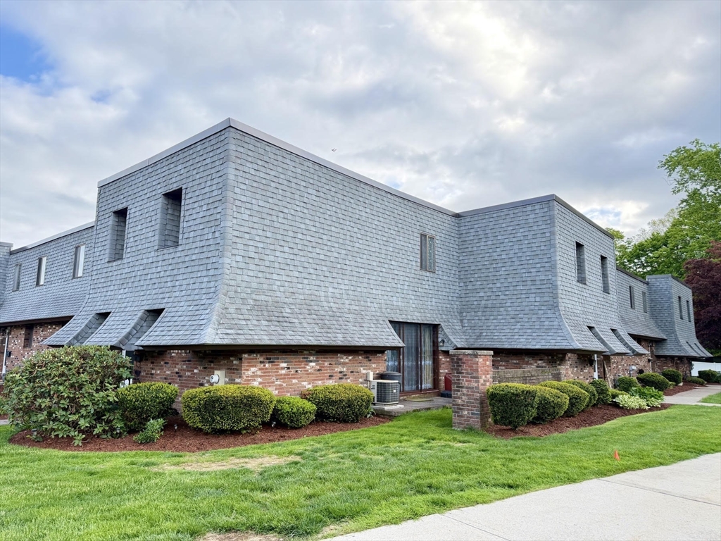 119 Beekman Dr, Agawam, Massachusetts, 2 Bedrooms Bedrooms, 6 Rooms Rooms,1.5 BathroomsBathrooms,Residential,For Sale,Beekman Dr,73520302