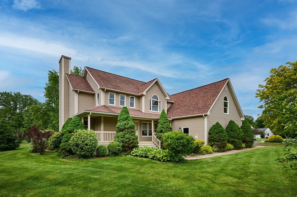1 Spring Mdws, South Hadley, Massachusetts, 4 Bedrooms Bedrooms, 7 Rooms Rooms,2.5 BathroomsBathrooms,Residential,For Sale,Spring Mdws,73529175
