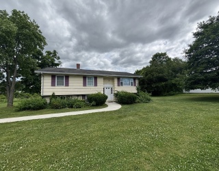 293 Russell St, Hadley, Massachusetts, 1 Bedroom Bedrooms, 3 Rooms Rooms,1 BathroomBathrooms,Residential Lease,For Rent,Russell St,73549521
