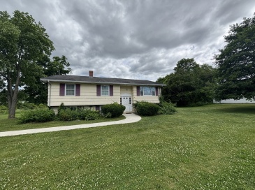 293 Russell St, Hadley, Massachusetts, 1 Bedroom Bedrooms, 3 Rooms Rooms,1 BathroomBathrooms,Residential Lease,For Rent,Russell St,73549521