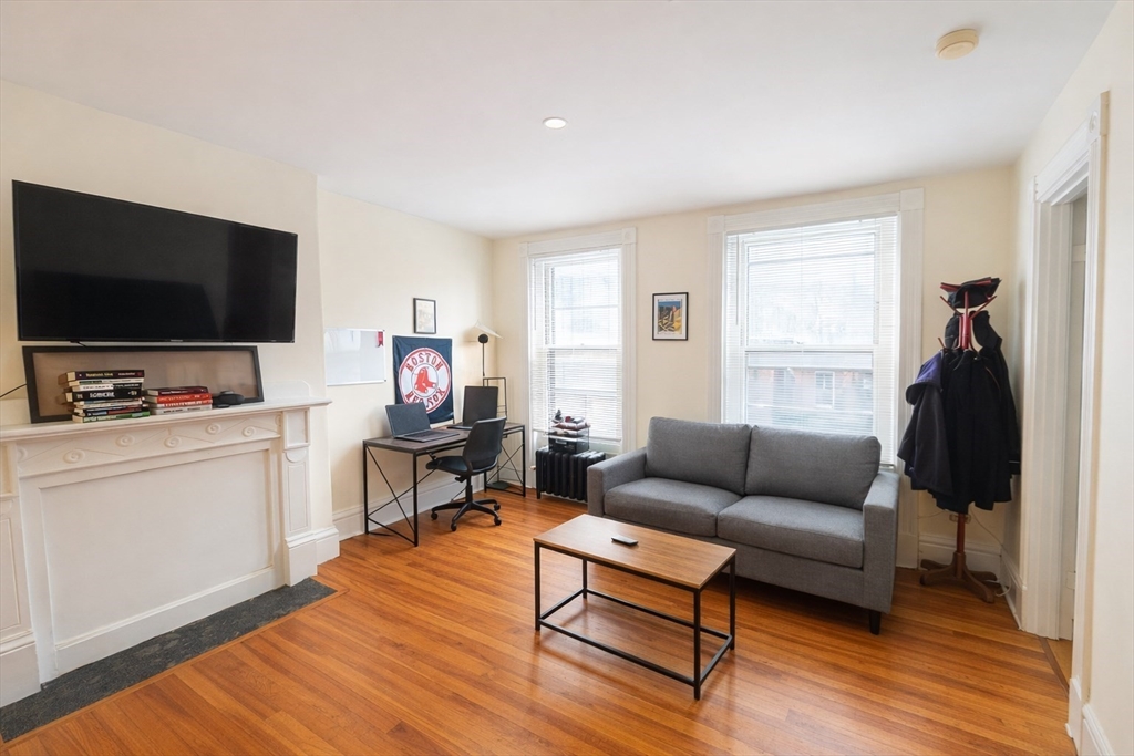 217 Newbury Street, Boston, Massachusetts, 1 Bedroom Bedrooms, 4 Rooms Rooms,1 BathroomBathrooms,Residential Lease,For Rent,Newbury Street,73524853