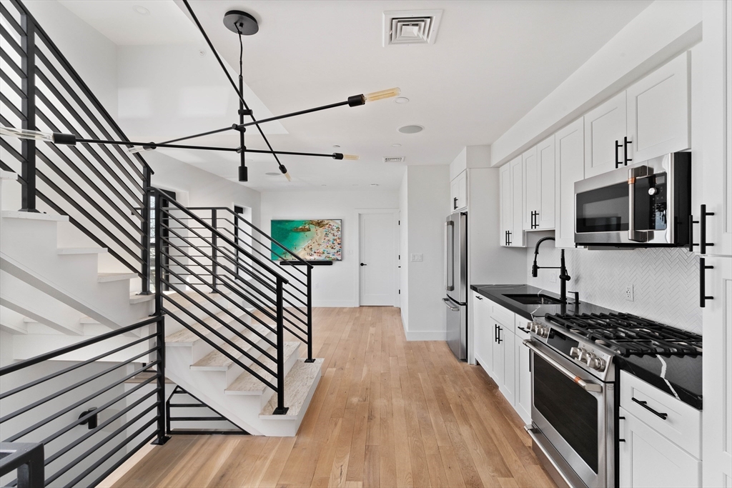 631 Saratoga St, Boston, Massachusetts, 2 Bedrooms Bedrooms, 4 Rooms Rooms,2 BathroomsBathrooms,Residential Lease,For Rent,Saratoga St,73530753